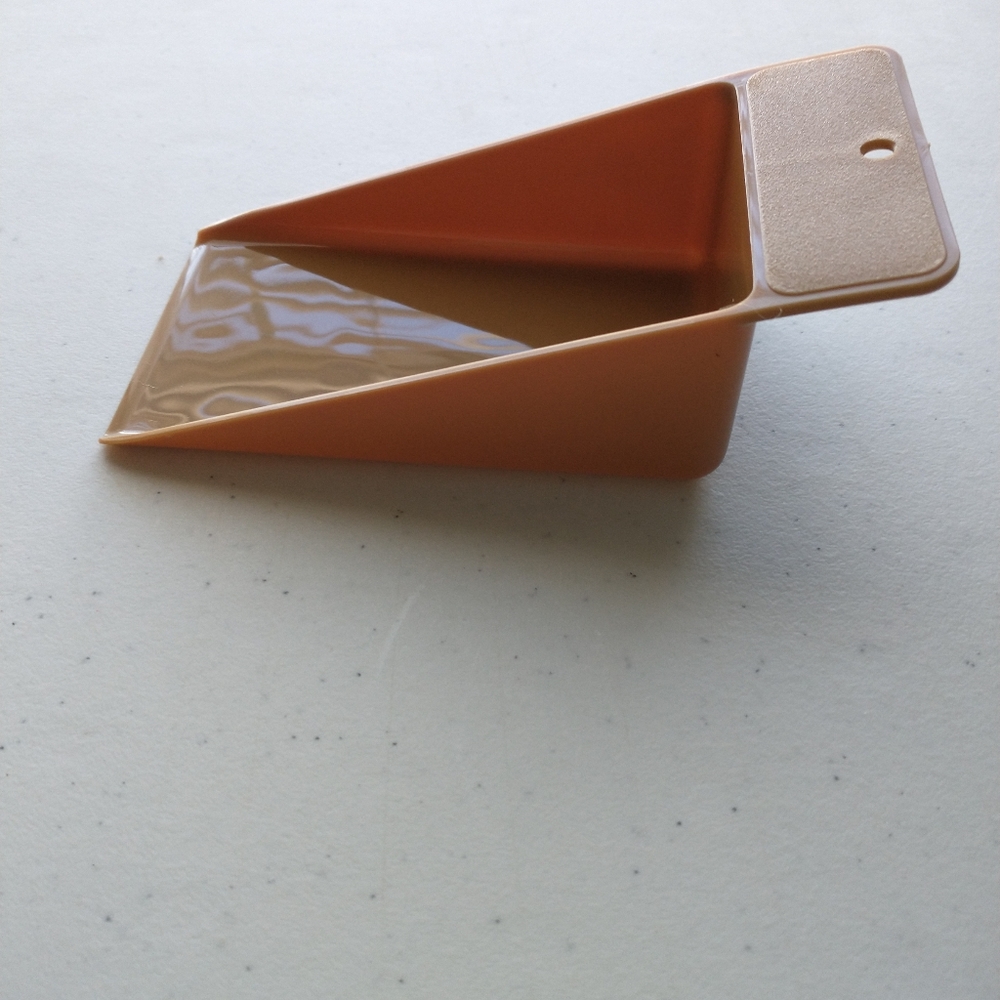 Tupperware New Brown Wedge Scoop